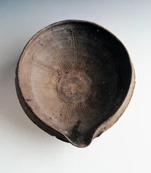 Kjøkkenskål i steintøy for maling og blanding av mat (Suribachi), produsert i Bizen, høyde 11,5 cm og diameter 33,5 cm, japansk sivilisasjon, Momoyama-perioden