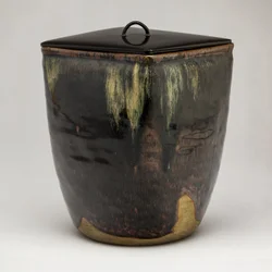 Takatori-Ware vannkrukke (Mizusashi) (glasert steintøy med lakklokk)