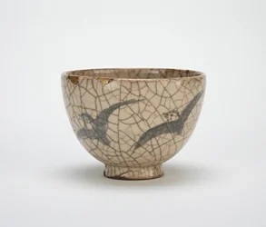 Tebolle med utforming av plovere, Kyoto-relaterte varer, midten av 1800-tallet (steintøy med koboltdekor under krakelert glasur)