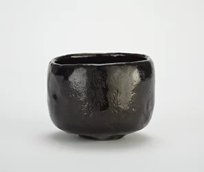 Tebolle med design av frøplantefuru, kalt 
