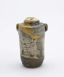 Tebeholder med to ører, i Oribe-stil, Kyoto, Kyoto-fu, Edo-perioden, sent på 1600- eller tidlig på 1800-tallet (keramikk)