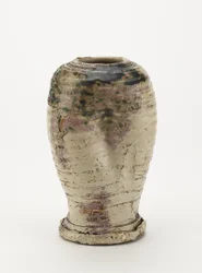 Vase i Oribe-stil, sannsynligvis Seto ware 1800-80 (steintøy med feltspatisk glasur og kobbergrønn glasur (delvis feiltennet til rød))