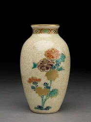 Vase, sent på 1800-tallet (satsuma keramikk med overglasur emaljer)