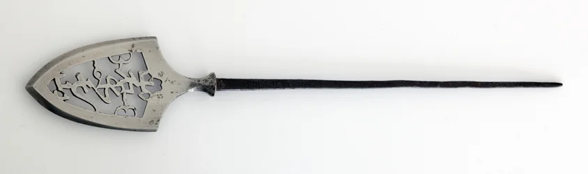 Yanone (pilspiss) av flat type (hirane), med gjennomhullet design av tegn som betyr fjell, stein og vann (stål)