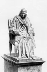 Sittende figur av Voltaire