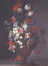Tulipaner, roser og andre blomster i en vase på en avsats
