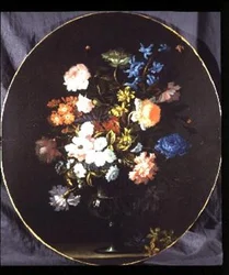Stilleben av blomster inkludert roser, nelliker og hyasinter i en glassvase (oval)