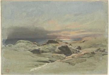 Solnedgang fra en steinete kystlinje