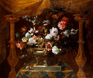 Stilleben med blomster i sølvvase med parfymebrennere, ca. 1690-99 (olje på lerret)