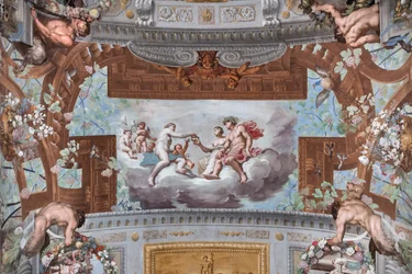 Venus gir kronen til Ariadne; på skyene tilbyr Venus, omgitt av amoriner, Vulkans krone til Ariadne som sitter ved siden av Bacchus