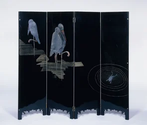 Three Storks and a Frog in a Pond, ca. 1930 (svartlakkert tre, sølv og forgylt)