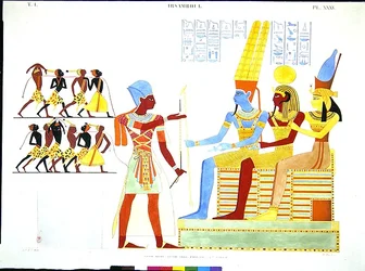 En farao, i militærdrakt, tilbyr en gruppe fanger til gudene (l til r) Amon, Khonsu og Mut
