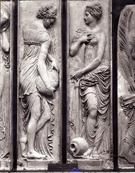 Detalj av relieffer fra The Fountain of the Innocents som viser nymfer som personifiserer elvene i Frankrike stein