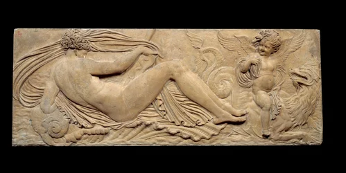 Nymfe og lille ånd rir på en marinehest; Nymfe og Triton omgitt av to små genier. Lav lindring. Steinskulptur av Jean Goujon (1510-1567)