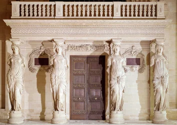 Renessansearkitektur: karyatidenes balkong. Steinskulptur av Jean Goujon (1510-1567), 16. århundre, Paris, Louvre-museet