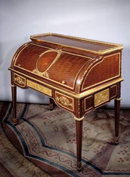 Møbler Louis XVI: kontor en sylinder av dronningen av Frankrike Marie Antoinette (Marie-Antoinette) (1755-1793) laget i amarant, palisander, bronse og eik av Jean Henri Riesener (1734-1806) 1784 Dim. 1,05 x1,13 x 0,64 m. Paris Louvre-museet