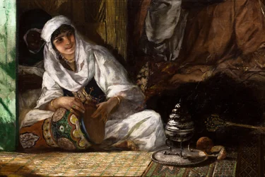 Interiør av et harem i Marokko, detalj: kvinne som spiller derbouka