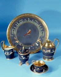 Kabaret med sirkulært brett. Laget på Dagoty-fabrikken rundt 1810. Sevres. Porselensproduksjon
