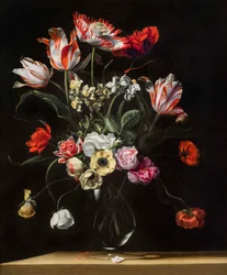 Tulipaner, påskeliljer, nelliker, valmuer, anemoner og andre blomster i en glassvase på en trehylle, en av et par, 1600-tallet
