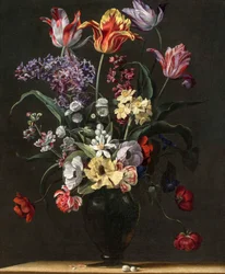 Tulipaner, liljer, påskeliljer, syriner og andre blomster i en glassvase på en trehylle, en av et par, 1600-tallet