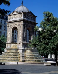 Arkitektur: utsikt over fontenen til de uskyldige. Designet av arkitektene Jean Goujon, Augustin Pajou og Pierre Lescot. 1546-1549. Place Joachim du Bellay, Paris.