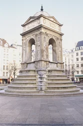 Frankrike, Paris, Fontaine des Innocents, steinfontene med trinn.