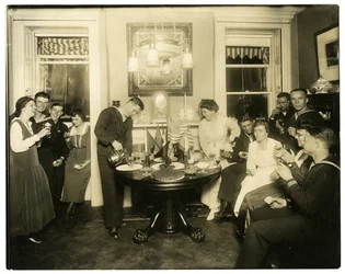 Alice Foote MacDougal underholder en gruppe sjømenn i sin lille leilighet i Old War, Greenwich Village, New York, USA, ca. 1917-18 (foto av gelatinsølv)