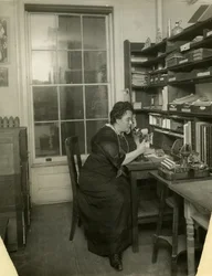 Beals i studioet hennes, ca. 1912-18 (foto av gelatinsølv)
