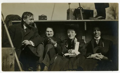 Beals på ferie bak i bilen, ca. 1905-40 (foto av gelatinsølv)