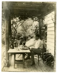 Par sittende i hagen, ca. 1905-40 (foto av gelatinsølv)