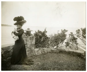 Ella Wheeler Wilcox ved Sound Beach, Conn, ca. 1905-11 (foto av gelatinsølv)