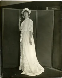 Franklin Suvoir ?, sommernatte av marquisette og blonder, ca. 1905-11 (foto av gelatinsølv)