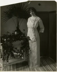 Grått tyrkisk materiale med svart og hvitt broderi, Lord & Taylor, ca. 1905-18