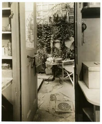 Hjemmet til George & Mary Stonehill, kunstnere, utsikt fra kjøkkendøren, Greenwich Village, New York, USA, ca. 1936-37 (foto av gelatinsølv)