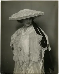 Jumble Bros ?, Undertøyshatt og -muffe, ca. 1905-11 (foto av gelatinsølv)