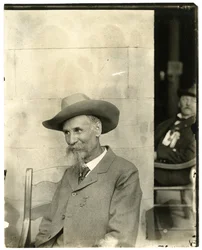 Mann med hatt, medalje, ca. 1905-40 (foto av gelatinsølv)