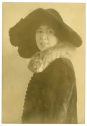 Margaret Widdemer, poet, ca. 1915-25 (foto av gelatinsølv)