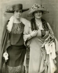 Fru Coolidge og hennes venn, fru Frances Parkinson Keyes, 1924