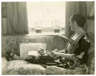 Mrs Emily Post, forfatter av Etiquette, ca. 1926-28