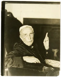 Fru Mary Moore, Brookline, Mass., 91 år gammel, resiterer en ballade, ca. 1905-27