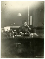 Ms Chas Netcher fra Chicago, eier av en av de største butikkene The Boston Store der. Hun er nå gift igjen, finn navneendringen hennes Mollie Alpiner Netcher Newbury, ca. 1905-18 (foto av gelatinsølv)