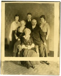 Gammel dame er Mrs Lyman James, søster til Marshall Field, ca. 1905-28 (foto av gelatinsølv)