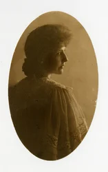 Ovalt portrett av kvinne, ca. 1905-40 (foto av gelatinsølv)