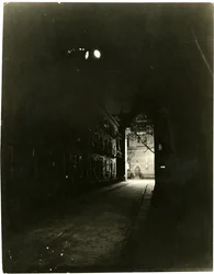 Patchin Place om natten, Greenwich Village, New York, USA, ca. 1905-20 (foto av gelatinsølv)