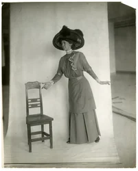 "Vennligst bli sittende" Riktig balanse av ben, kroppsarmer og hender, ca. 1905-18 (foto av gelatinsølv)