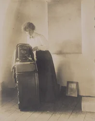 Portrett av Lillian Baynes Griffin med kameraet sitt, 1905-10