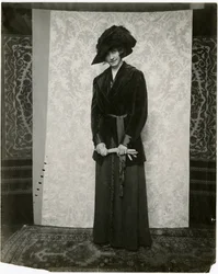 Rød fløyelsdress med plissert trekkskjørt, Arnold & Constable, ca. 1905-18 (foto av gelatinsølv)