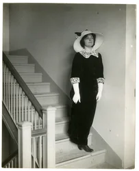 Rett vei ned trappene, ca. 1905-18 (foto av gelatinsølv)