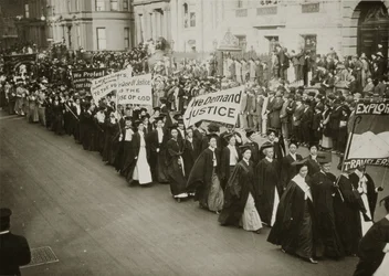 Kvinner i akademisk kjole marsjerer i en stemmerettsparade i New York City, 1910