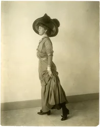modell i fjærhatt, ca. 1905-18 (foto av gelatinsølv)
